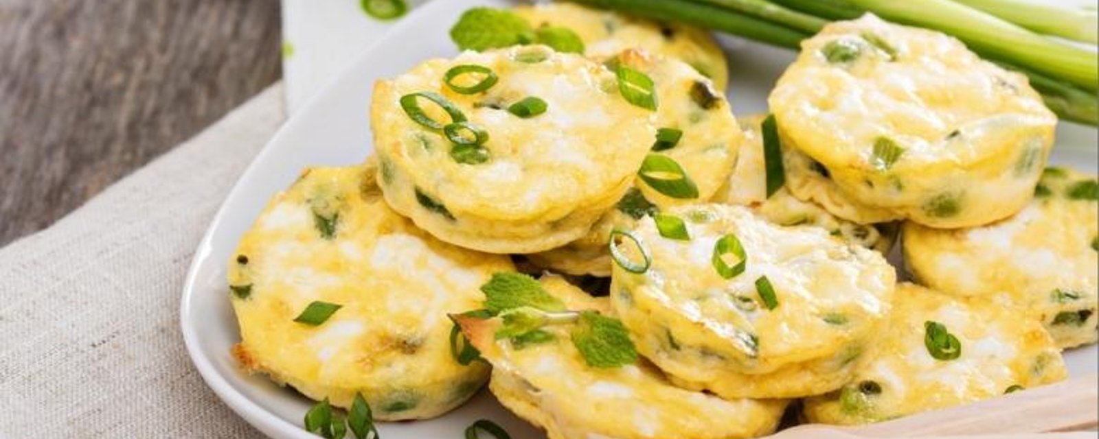 La mini-omelette dans un moule à muffins : Saucisses, épinards et fromage