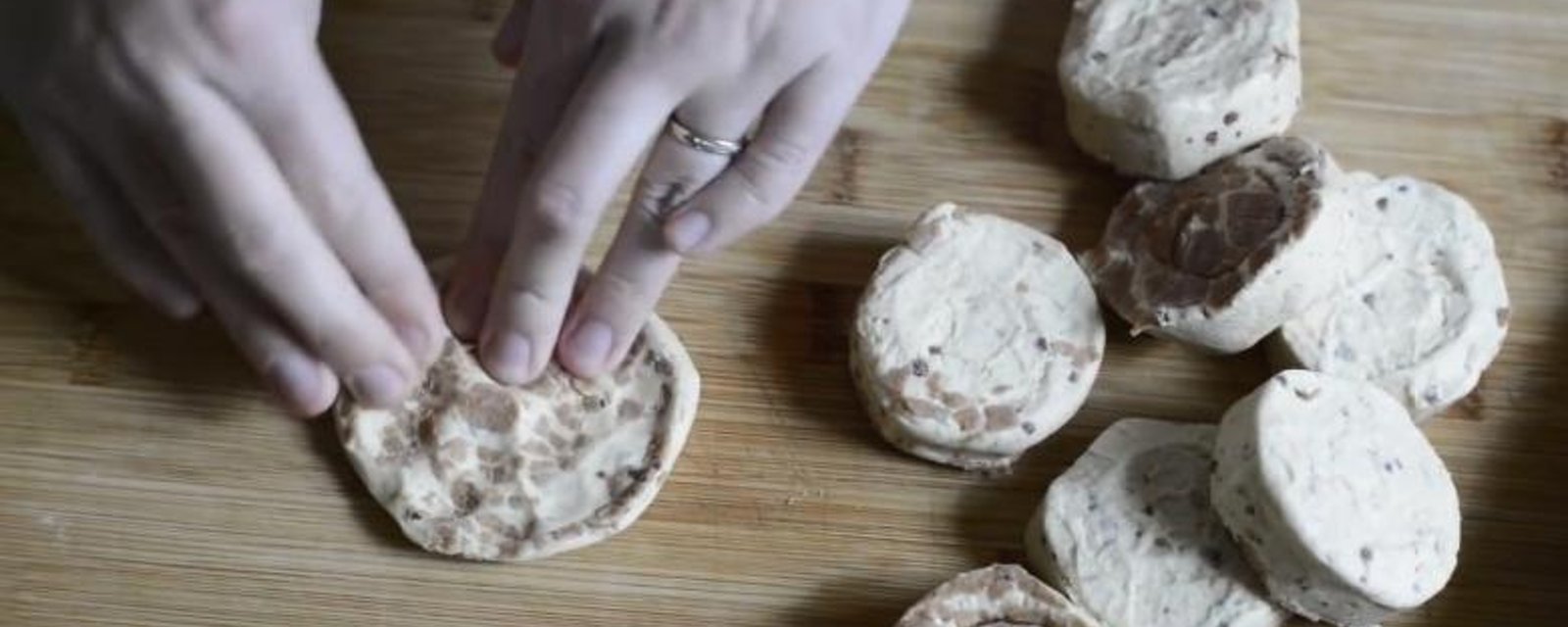 Ce qu'elle fait de  ses brioches à la cannelle vous rendra complètement fou...