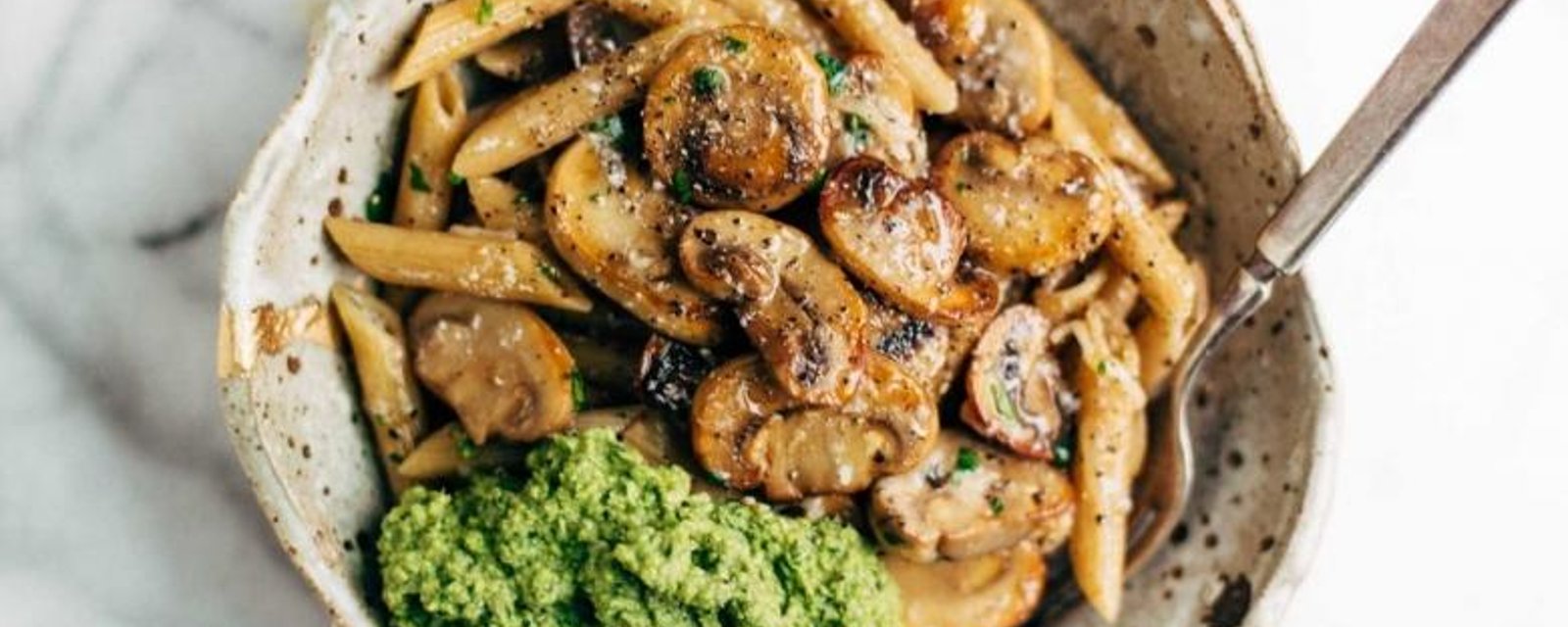 Devenez le maître de la cuisine...Voici comment cuisiner les pâtes aux champignons et pesto aux noix maison