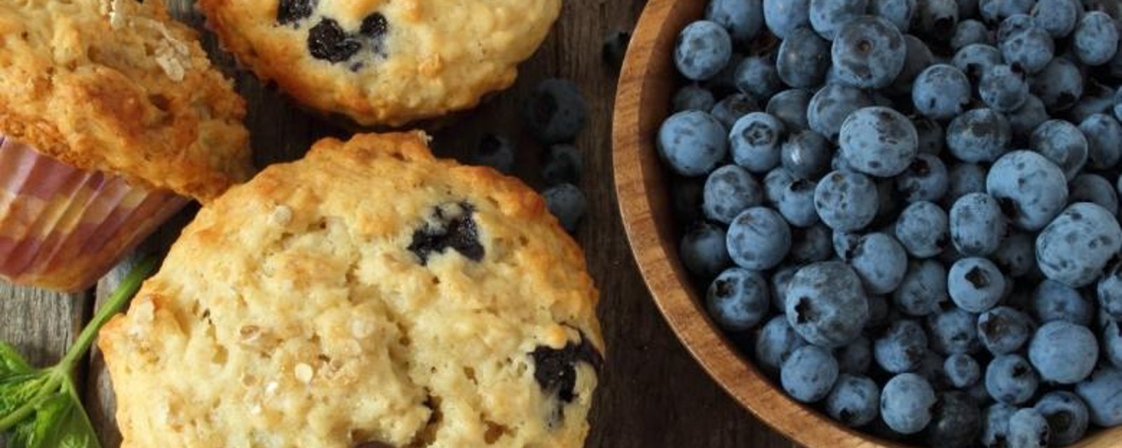 Ajoutez-y des flocons d'avoine et du yogourt grec...voici le un excellent muffin aux bleuets