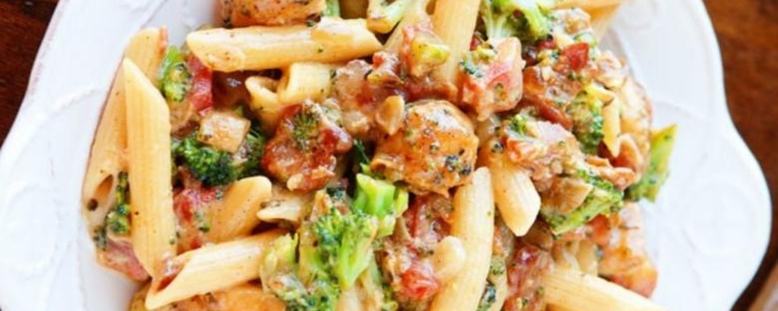 Pâtes au poulet, bacon, brocoli...sauce crémeuse et délicieuse 