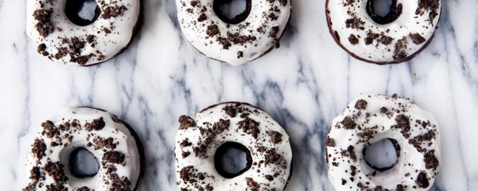 Ajoutez-y des biscuits Oreo...Voci le beignet au chocolat cuit au four 