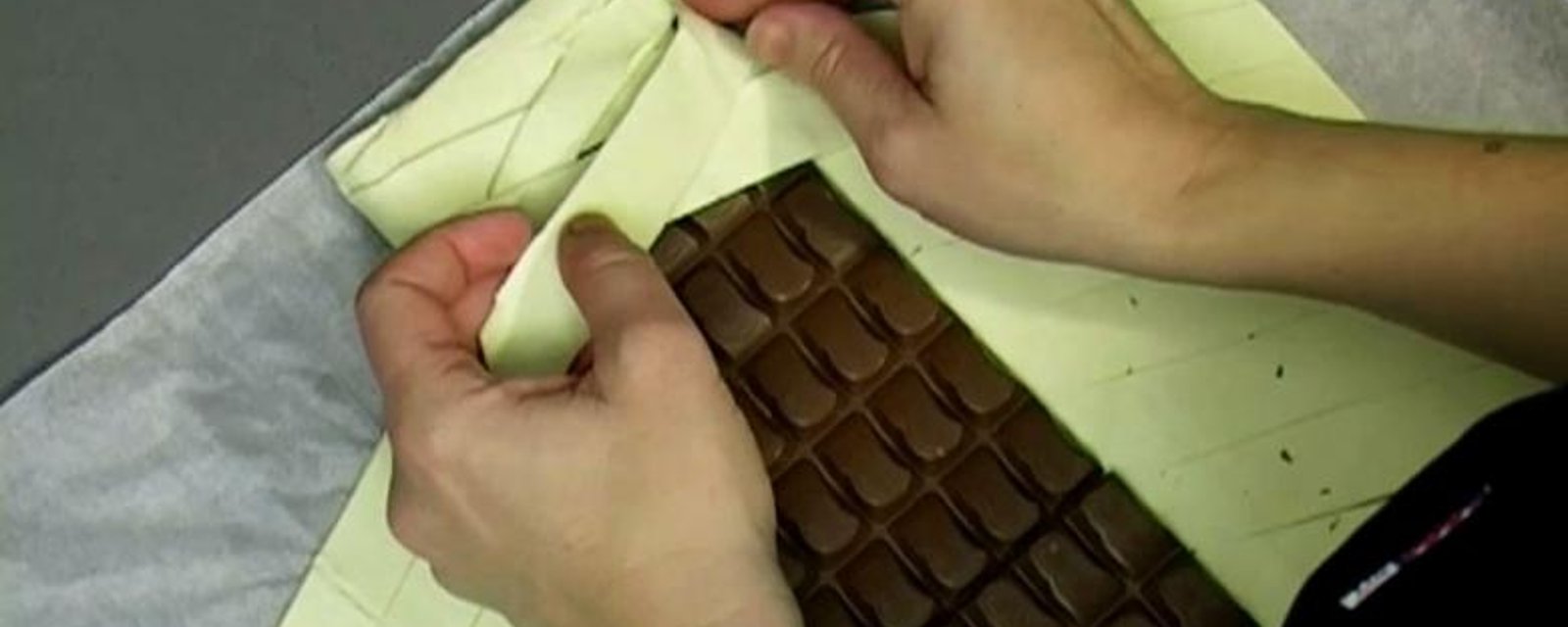 Il enroule du chocolat dans de la pâte feuilletée, en voyant le résultat, vous voudrez l'essayer!