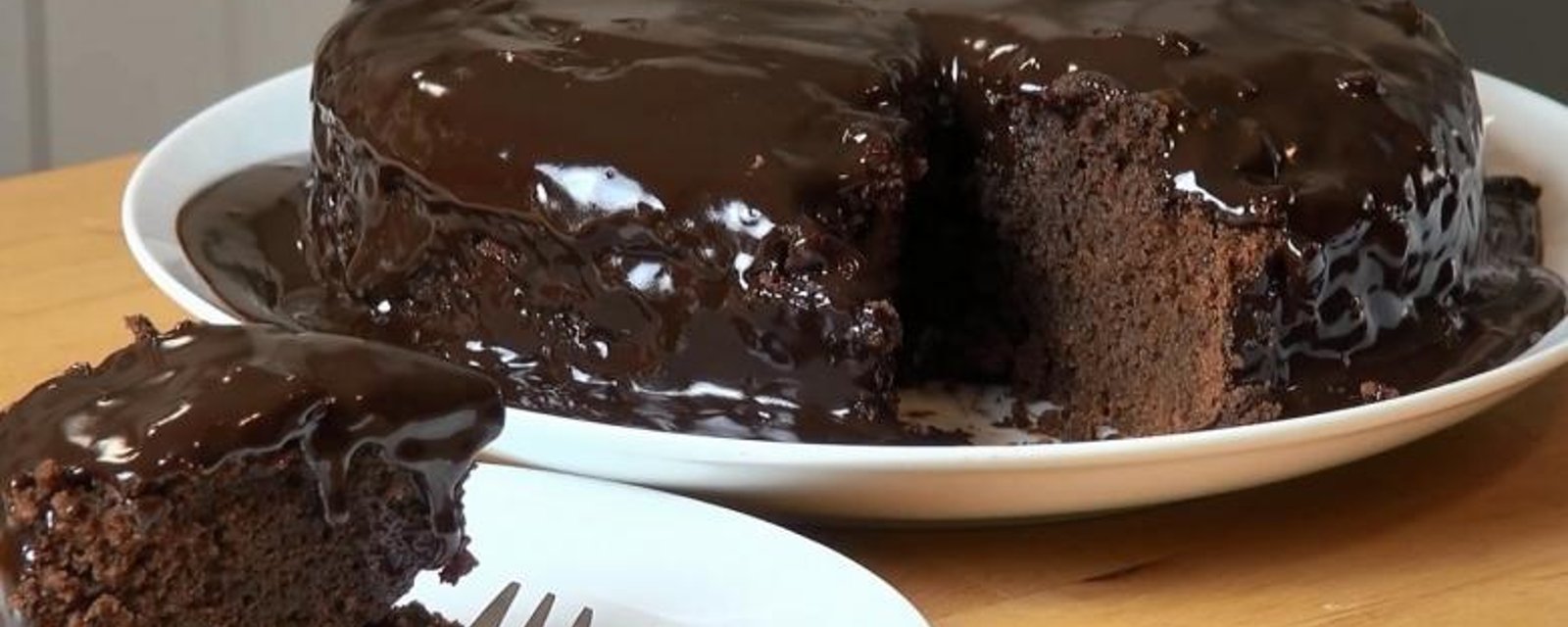 Il réalise ce glaçage avec seulement 2 ingrédients...Un gâteau au chocolat à couper le souffle 