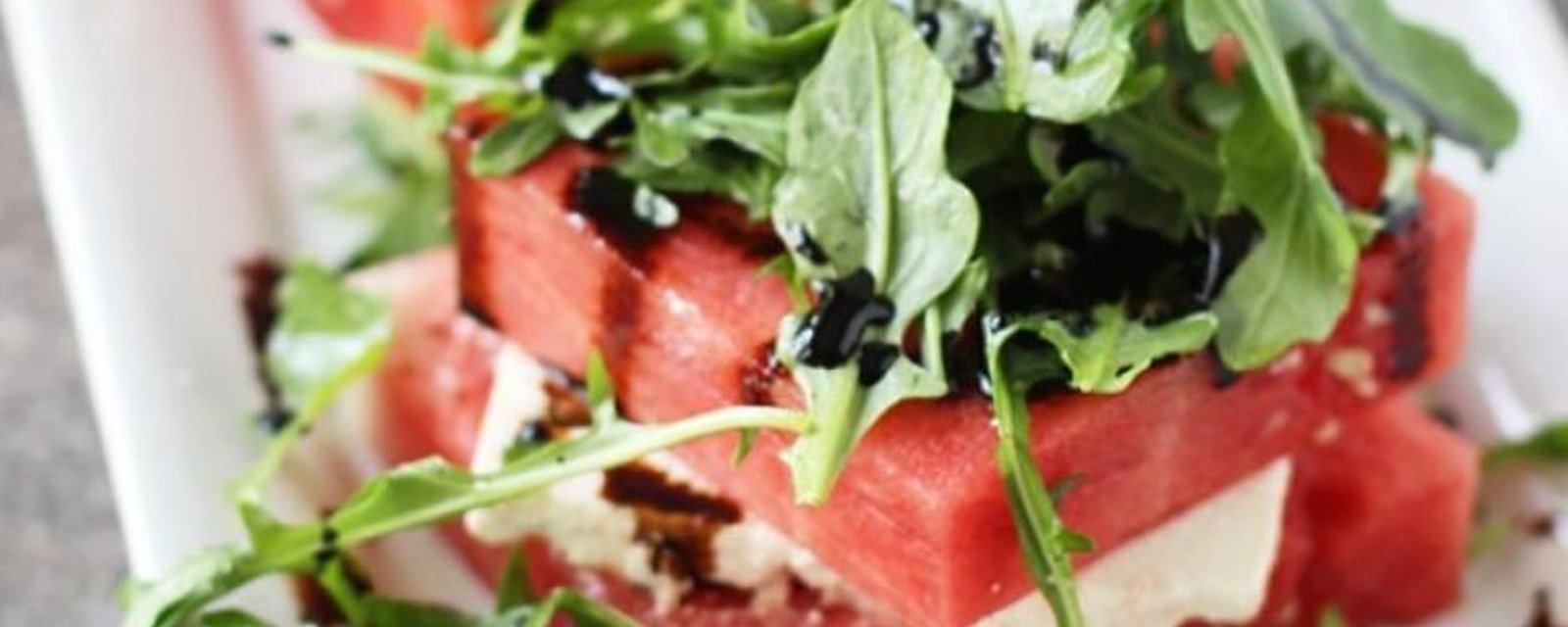 Entrée de melon d'eau grillée au barbecue, servi avec feta et roquette