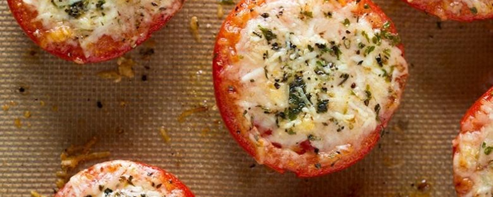 Tomates cuites au four gratinées aux 2 fromages