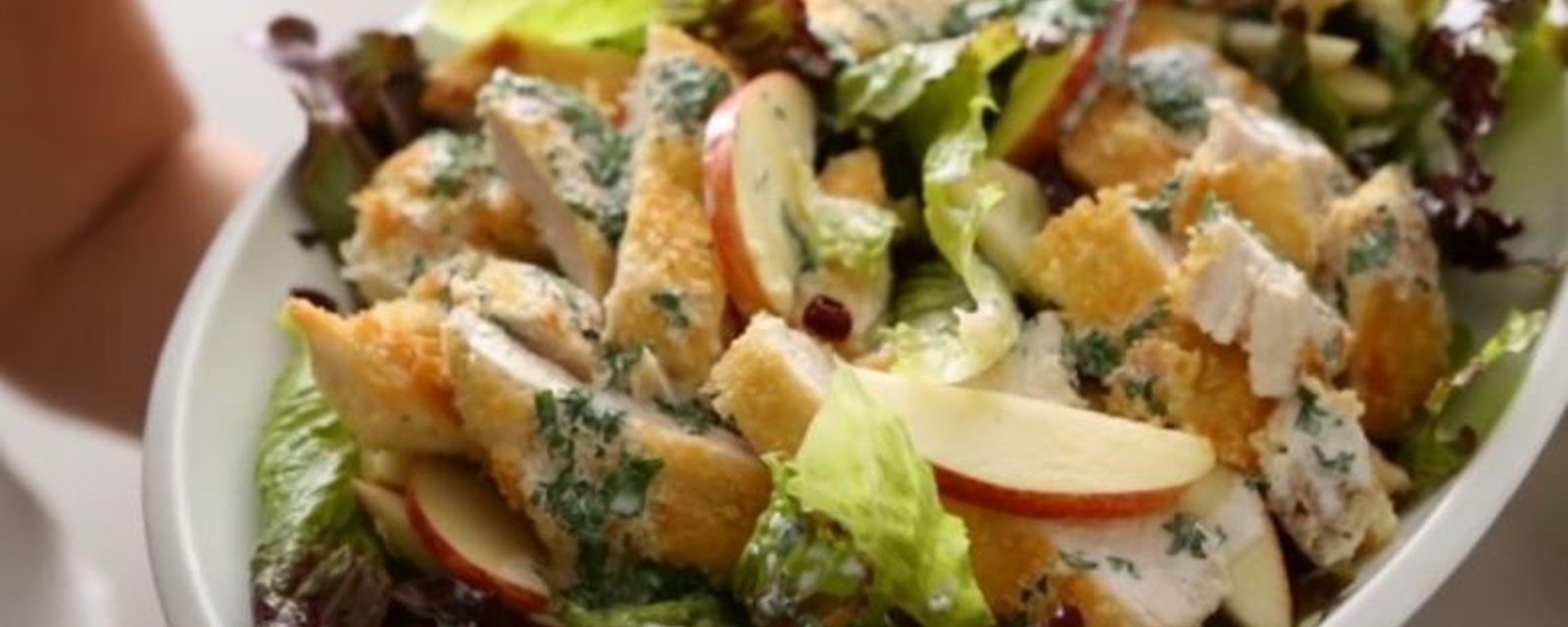 Salade de pommes et de poulet croustillant...Vinaigrette maison