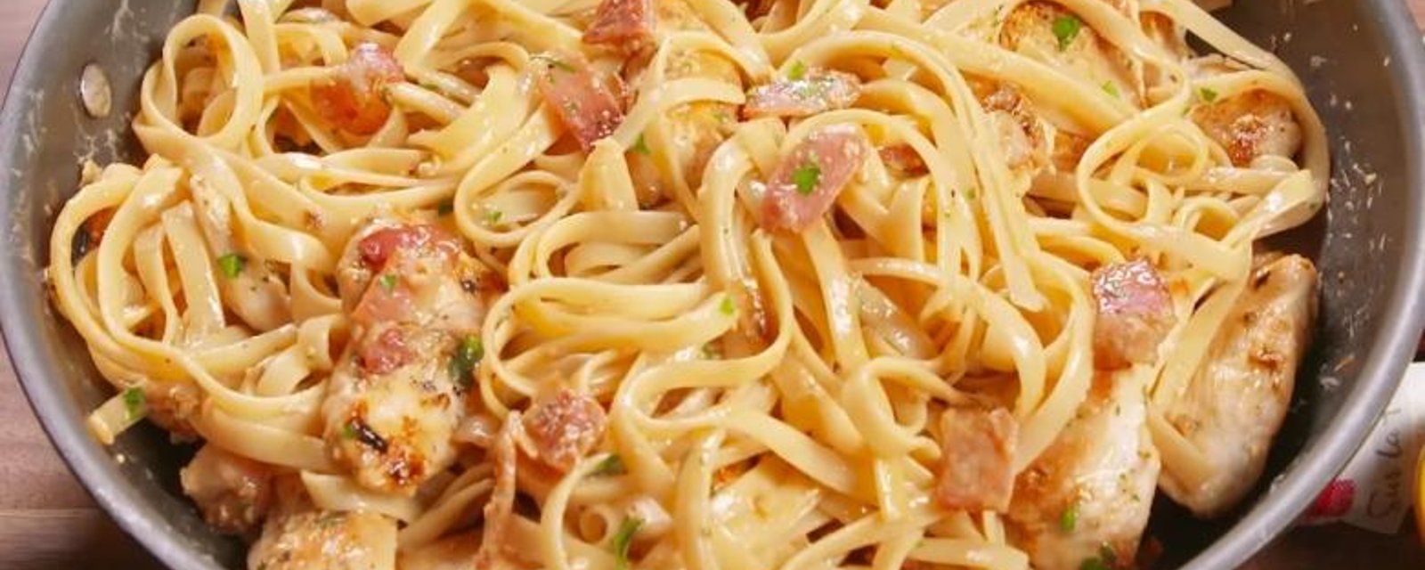 Fettucini carbonara au poulet et au bacon