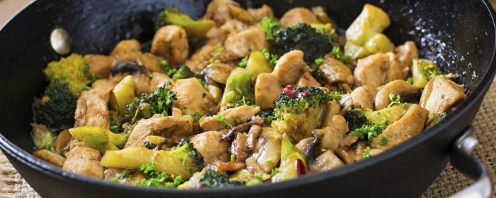 Sauté de légumes et de poulet à l'asiatique