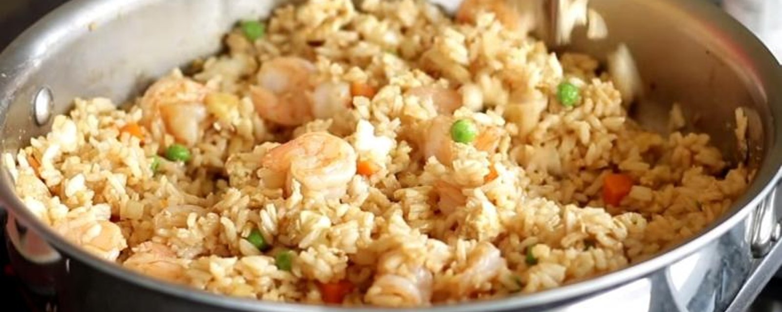 Réussir un succulent riz frit aux crevettes à tout coup! Un coup de circuit dans votre assiette