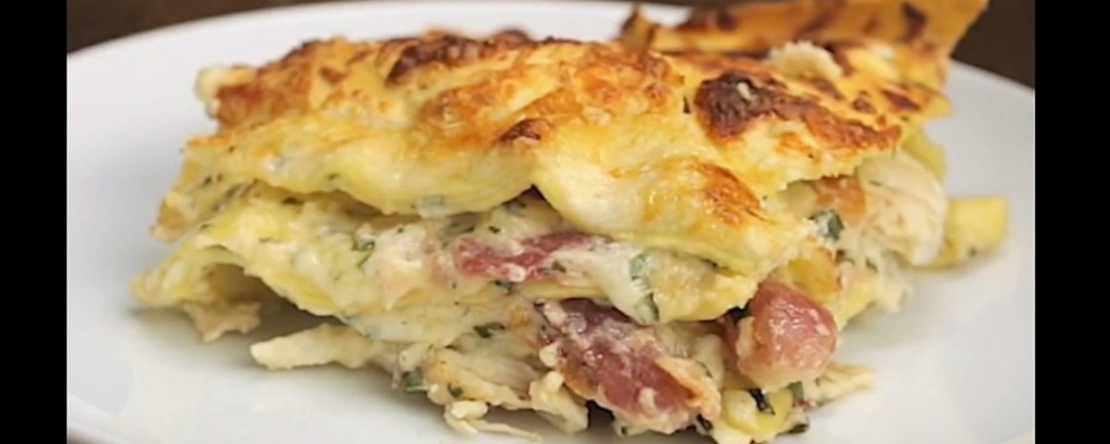 Vous êtes pressé... Transformez vos restants de poulet en une lasagne au poulet et bacon parfaite