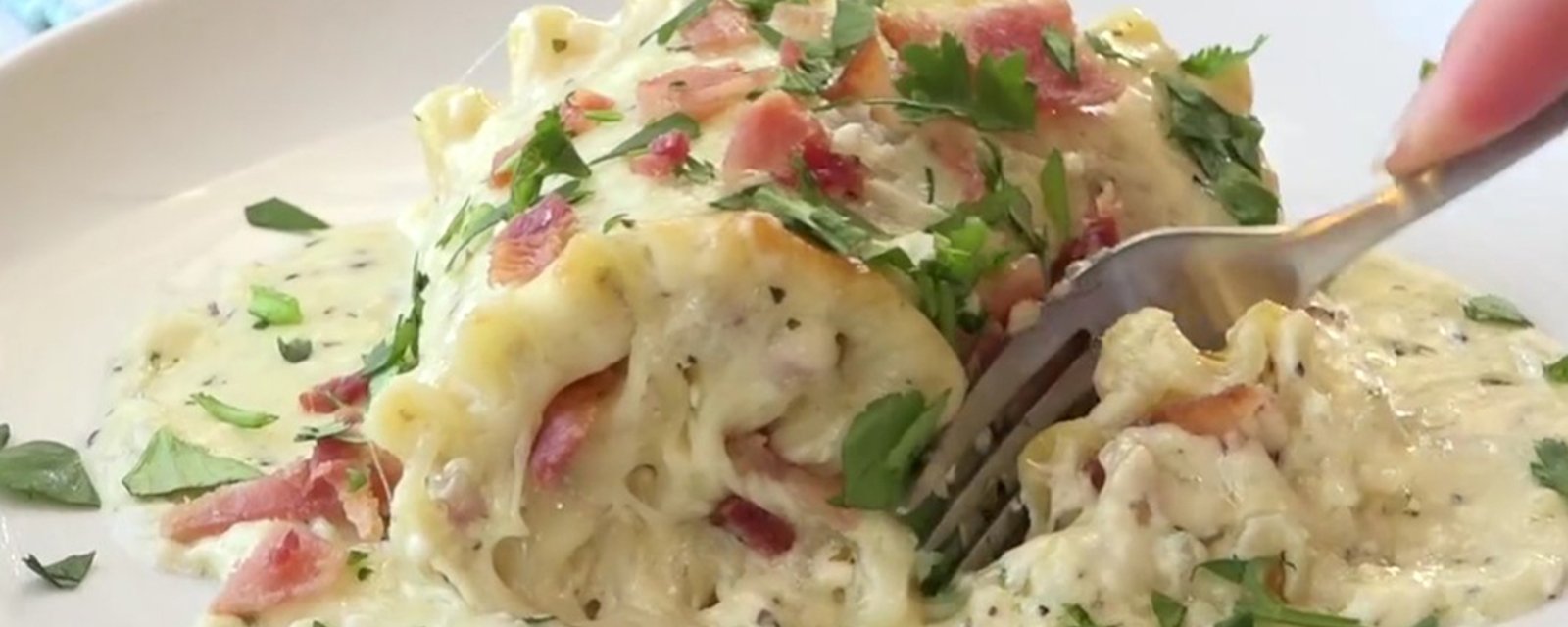 Du poulet, beaucoup de bacon et sauce crémeuse Alfredo... Les rouleaux de lasagne revisités