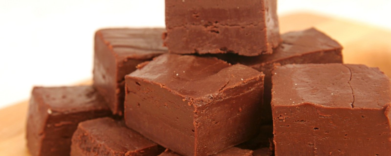 Une recette géniale et délicieuse, un fudge préparé en quelques minutes seulement.