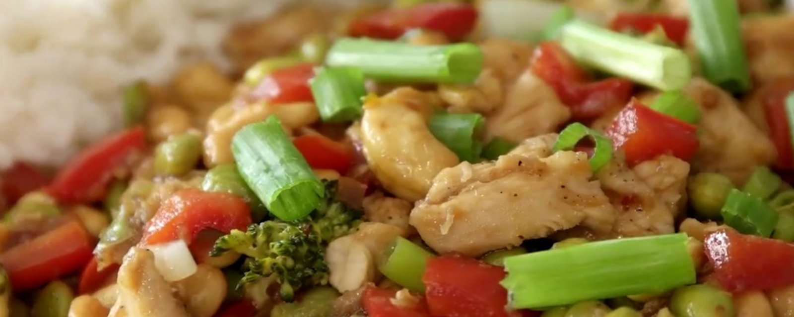 Un vrai régal! Sauté de poulet, légumes et noix à l'asiatique