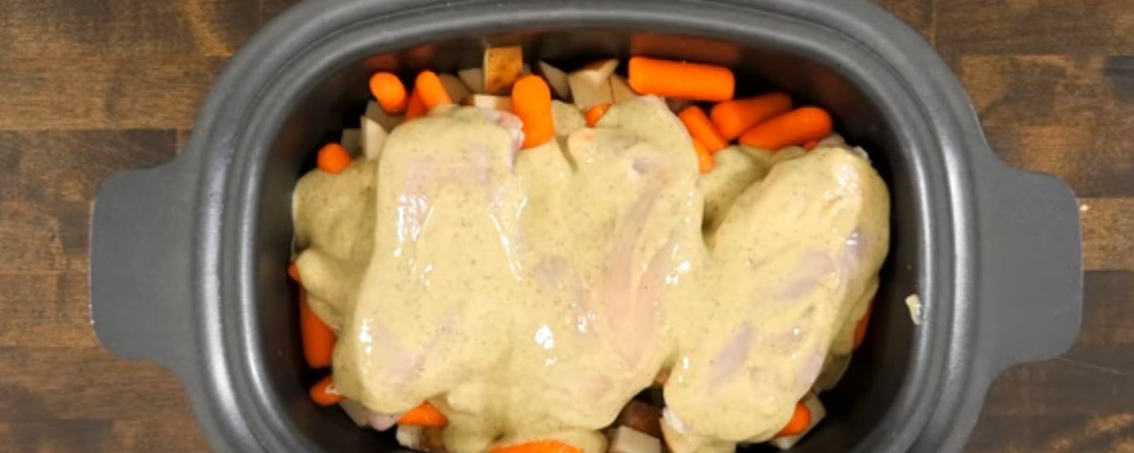 Une casserole de poulet riche et crémeuse, débordante de saveurs et facile à faire!