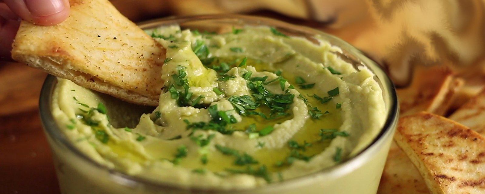 Trempette à l'avocat et pitas grillés... Placer la barre haute dès l'arrivée de vos invités!