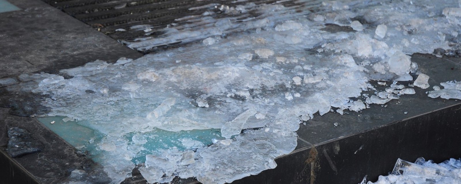 Grâce à son savon à vaisselle, plus jamais elle n'achètera de sel pour faire fondre la glace noire de son entrée!