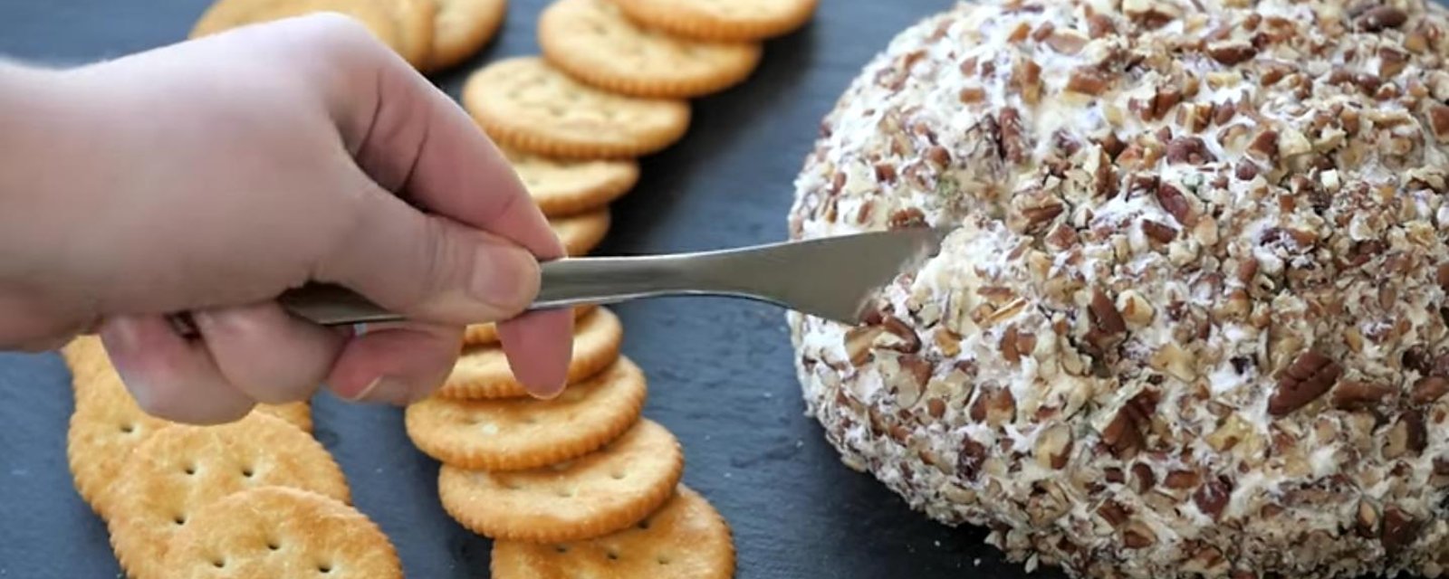 Quoi servir à l'apéro? Je vous jure qu'une boule de fromage PACANES et ananas fait tout un effet!