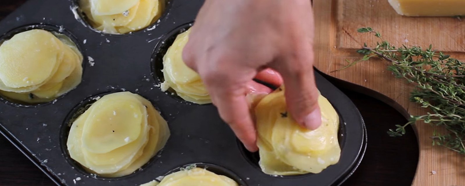 Elle dépose des tranches de pommes de terre dans son moule à muffins... Au final, le résultat est à couper le souffle!