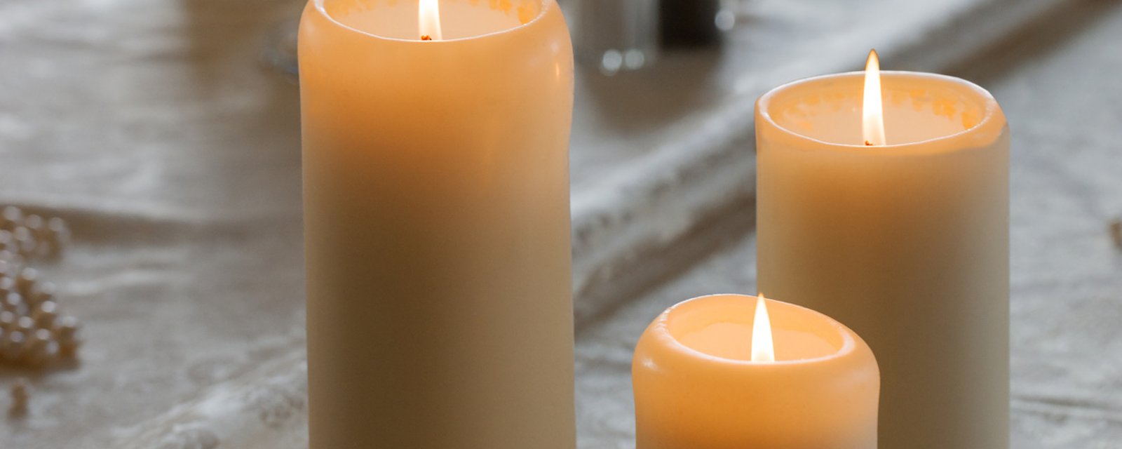 Enlever une TACHE de cire sur une NAPPE en tissu... Ce truc simple sauvera votre nappe préférée