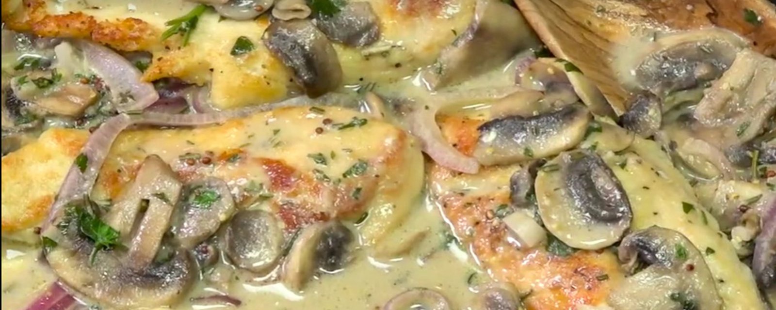 Une merveille culinaire! Les poitrines de poulet, sauce crémeuse aux champignons et Dijon