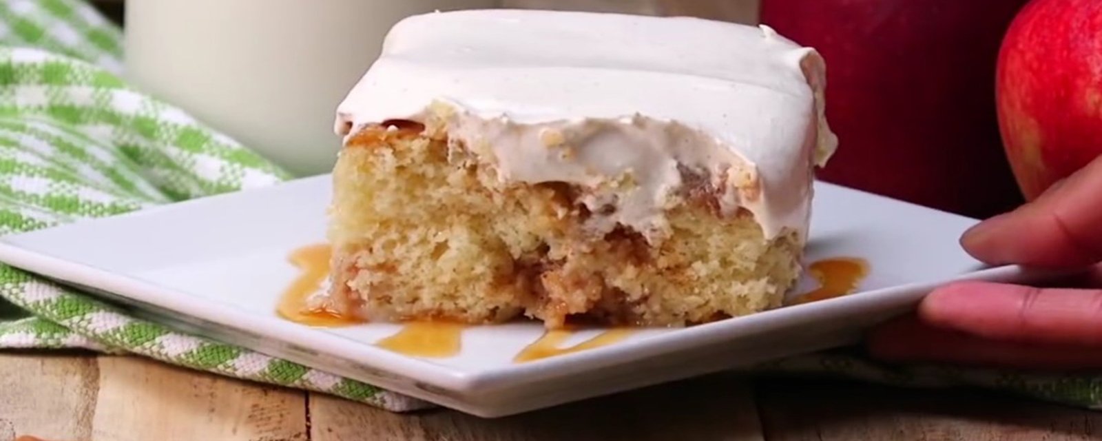 Un bon p'tit dessert de semaine... Le gâteau troué aux pommes, un incontournable!