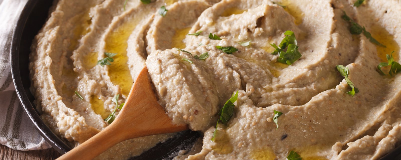 Le BABA GHANOUSH... Une trempette crémeuse à l'AUBERGINE... La Méditerranée sur un bout de pain!