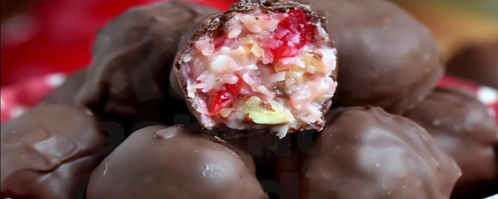 Une tradition familiale! Cette truffe à la noix de coco et à la cerise enflammera vos papilles gourmandes!