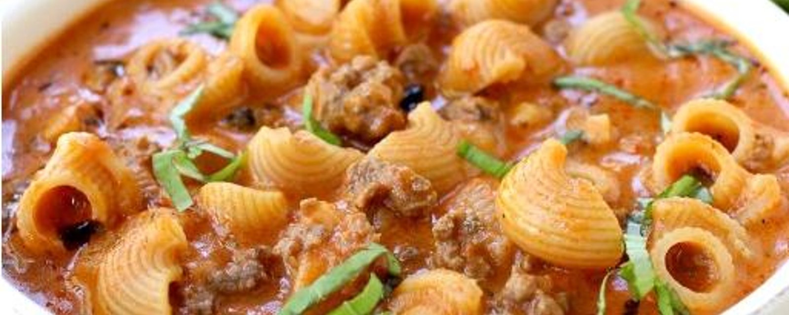 Repas “JETTES TOUT dans la casserole”! Soupe généreuse de boeuf, tomates et PÂTES... Miam!