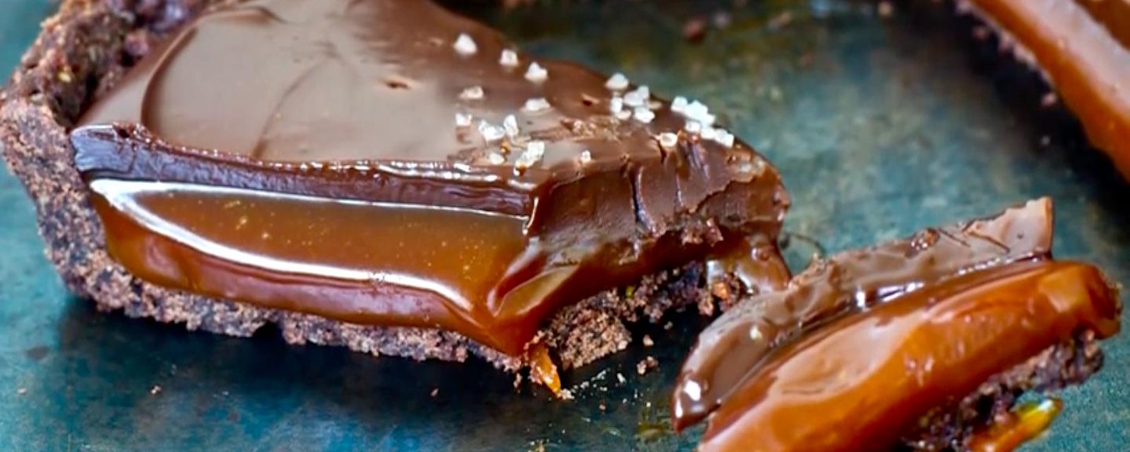Cette tarte au chocolat et son intérieur fondant au caramel salé est une véritable perfection!