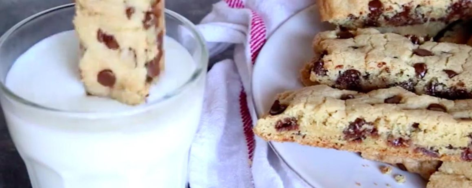 BISCUITS aux pépites de chocolat et verre de LAIT... Ils sont fait l'un pour l'autre!