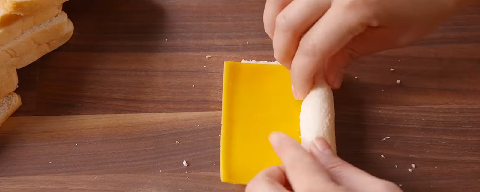 Attendez de voir de quelle façon elle réalise son sandwich au fromage... Le résultat est PARFAIT