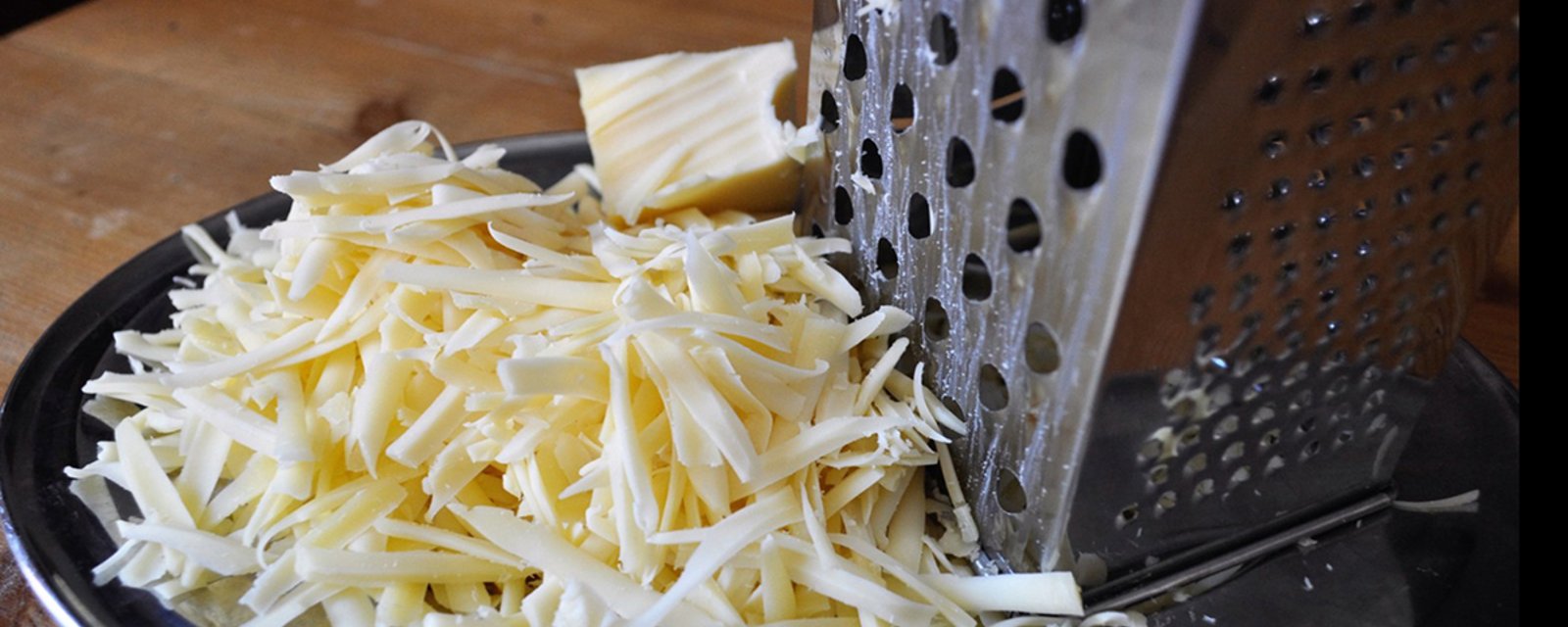 Éliminer tous les résidus de fromage de votre râpe en un instant! Vous serez ÉTONNÉ de la façon de faire!