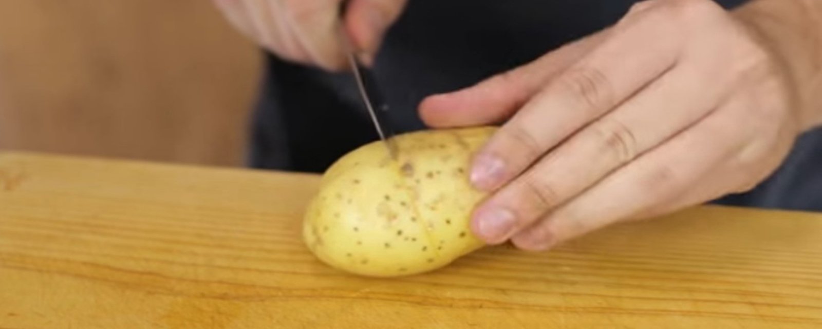 Il fait une simple incision dans ses pommes de terre... Pourtant, c'est ce qui change TOUT!