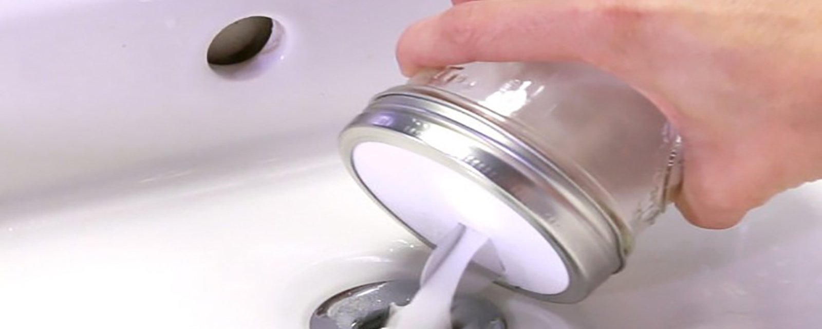 Plus JAMAIS de problème de drains bouchés! Le DRAIN-O maison, c'est la solution!