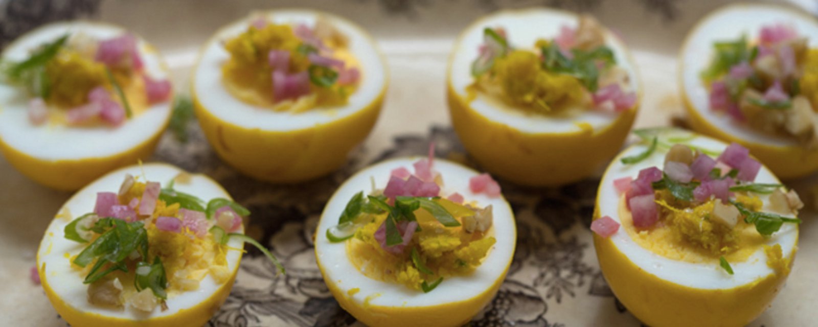 Ces oeufs marinés au Curcuma sont délicats et raffinés... Quelle classe!