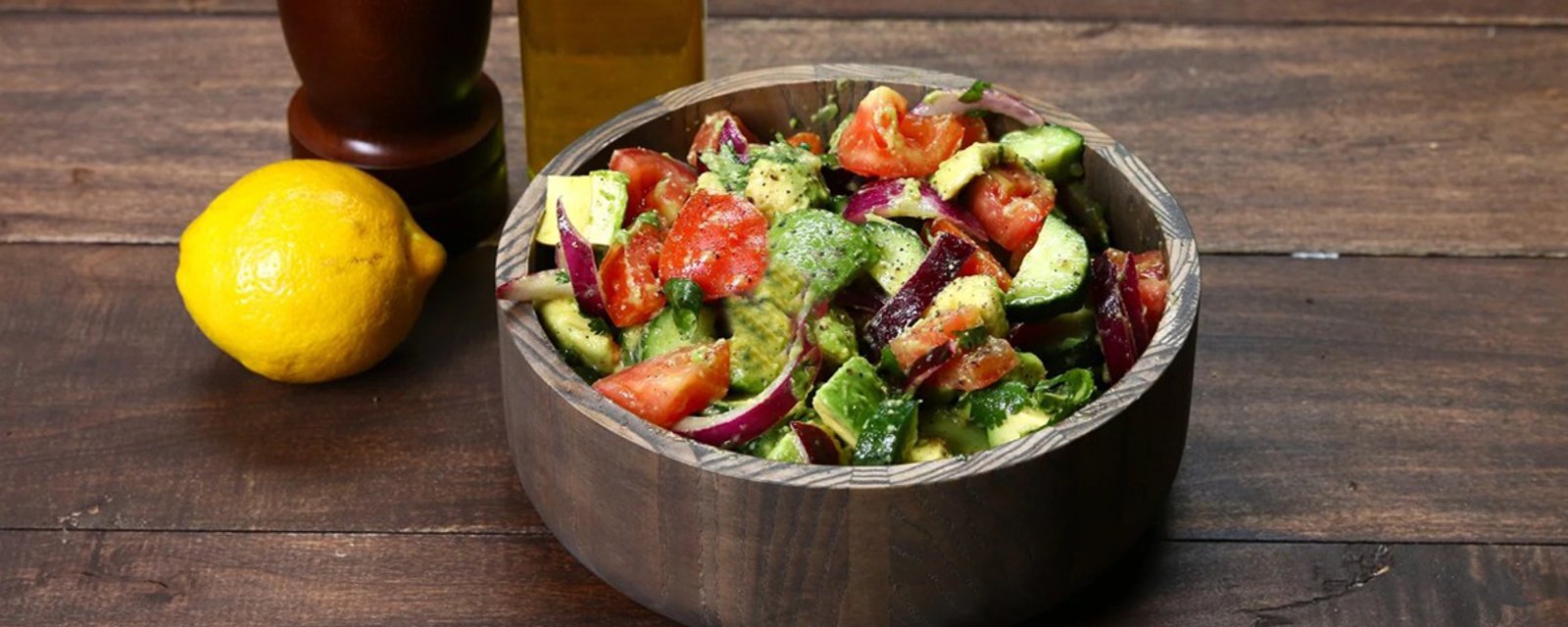Laissez-vous charmer pour cette salade d'avocat, de concombre et de tomates... elle est INCROYABLEMENT délicieuse!