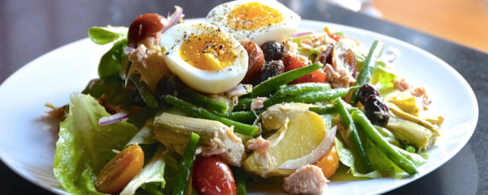 Ma salade NIÇOISE vous fera tomber en amour avec la cuisine provençale...