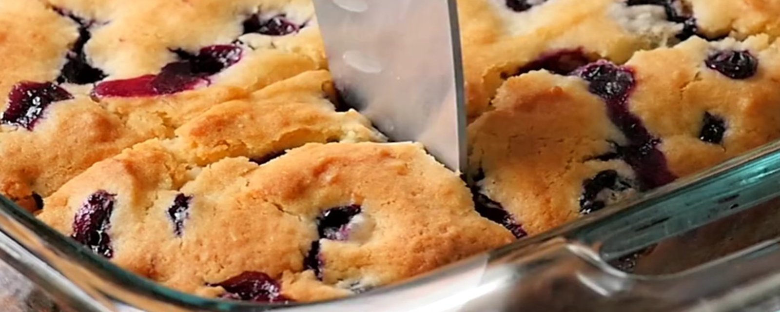 Ce délicieux gâteau aux bleuets, humide et moelleux est parfait à TOUTE heure du jour!