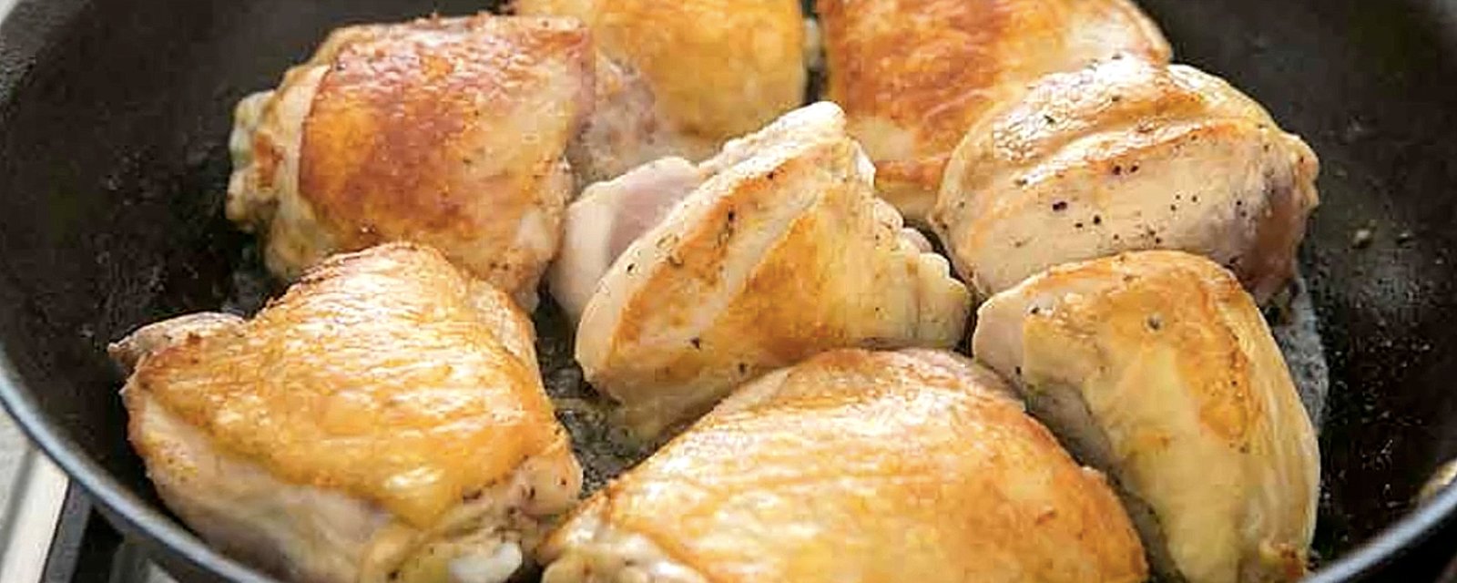 Elle fait griller du poulet, la quantité d'ingrédients qu'elle ajoute ensuite vous étonnera!