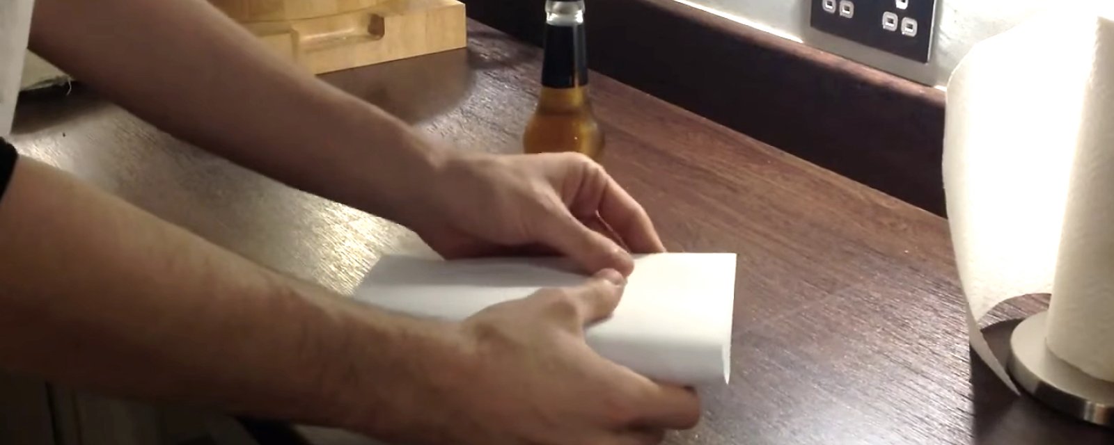 Comment décapsuler une bouteille de bière avec une feuille de papier