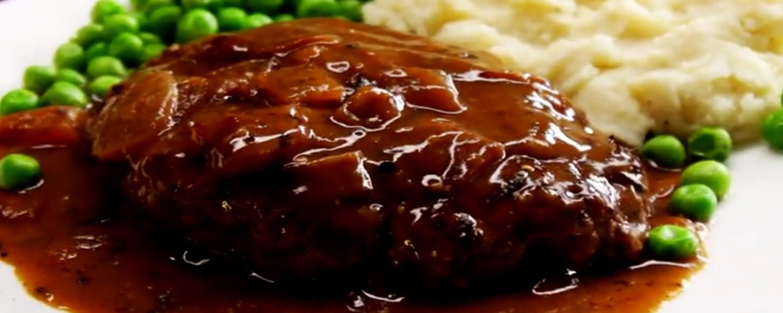 Cuisinez-le à l'ancienne! Voici le bon vieux hamburger steak aux oignons caramélisés 