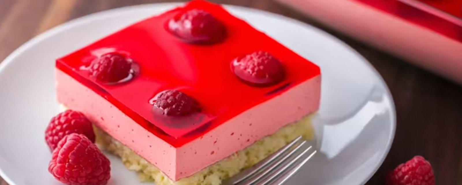 Ce gâteau mousse au Jell-O à la framboise ravira vos papilles