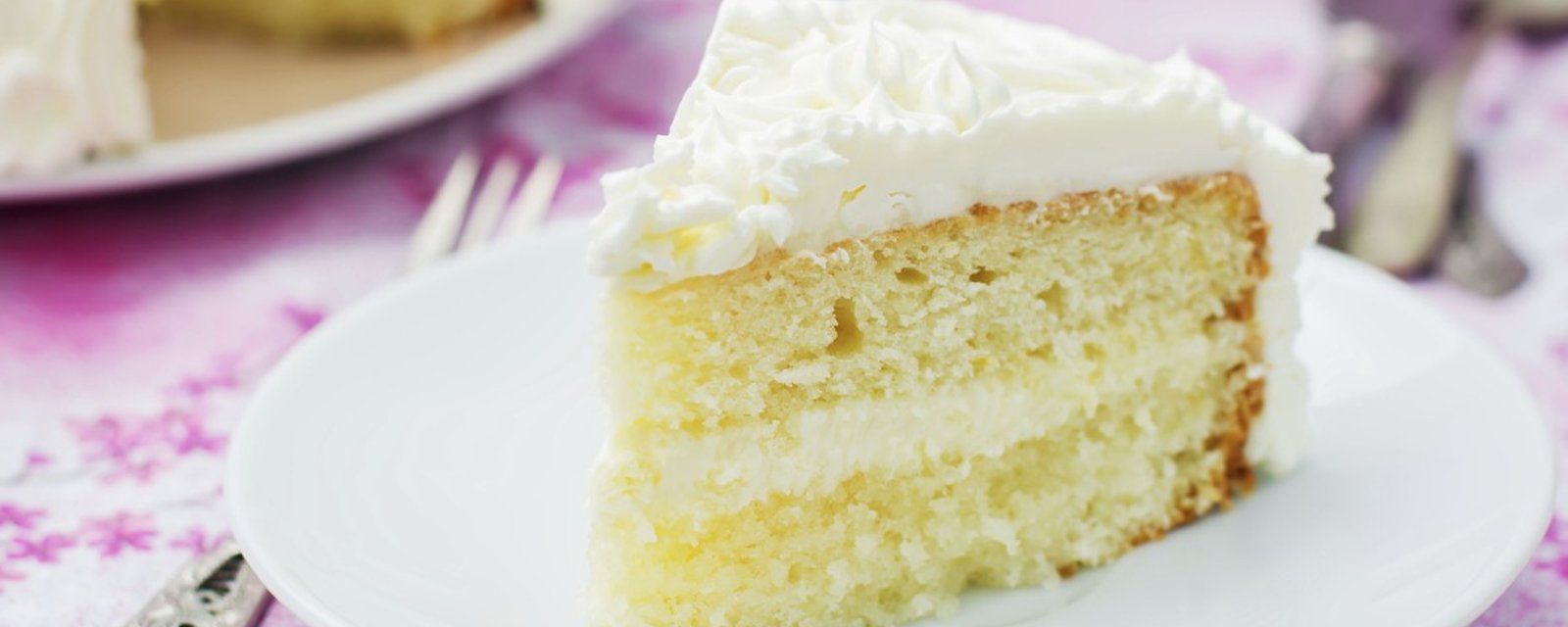 Un gâteau blanc léger, aéré et moelleux! Cette fois, on oublie le jaune d'oeuf pour un gâteau blanc comme neige!