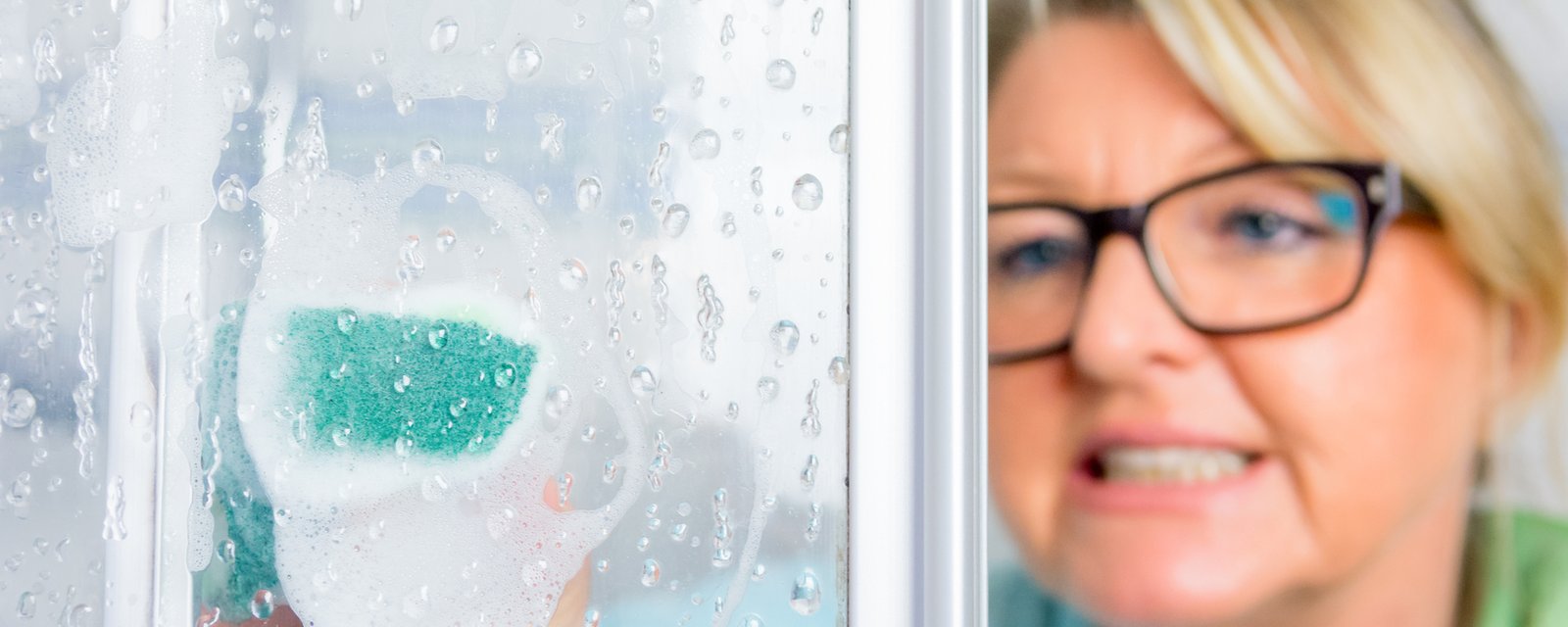 Le calcaire... Ennemi numéro 1 des portes de douche en verre!