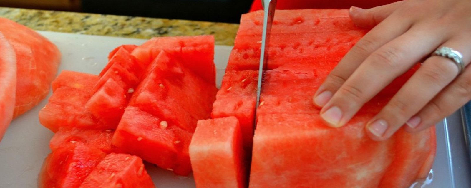 C'est ma façon favorite de couper le melon d'eau! Et le meilleur moyen de le manger!