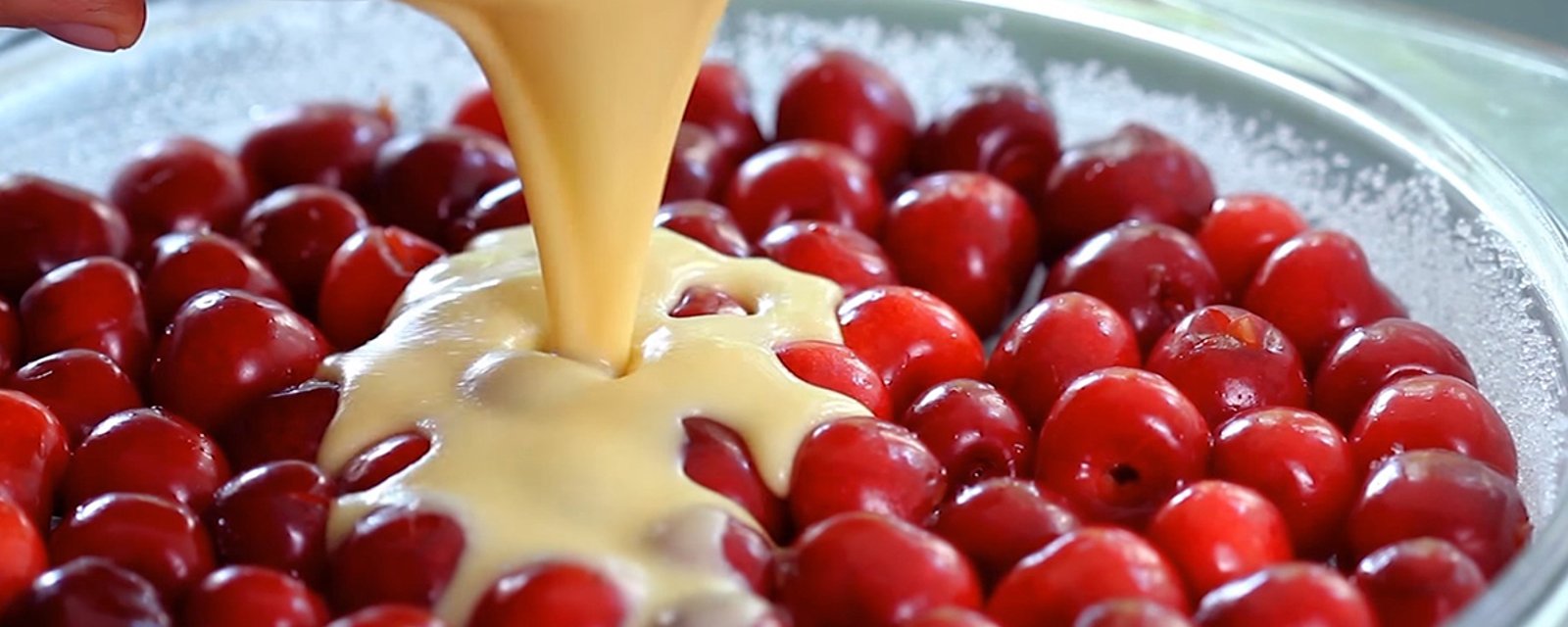 Elle ajoute des cerises dans son plat... La suite vous mettra l'eau à la bouche!