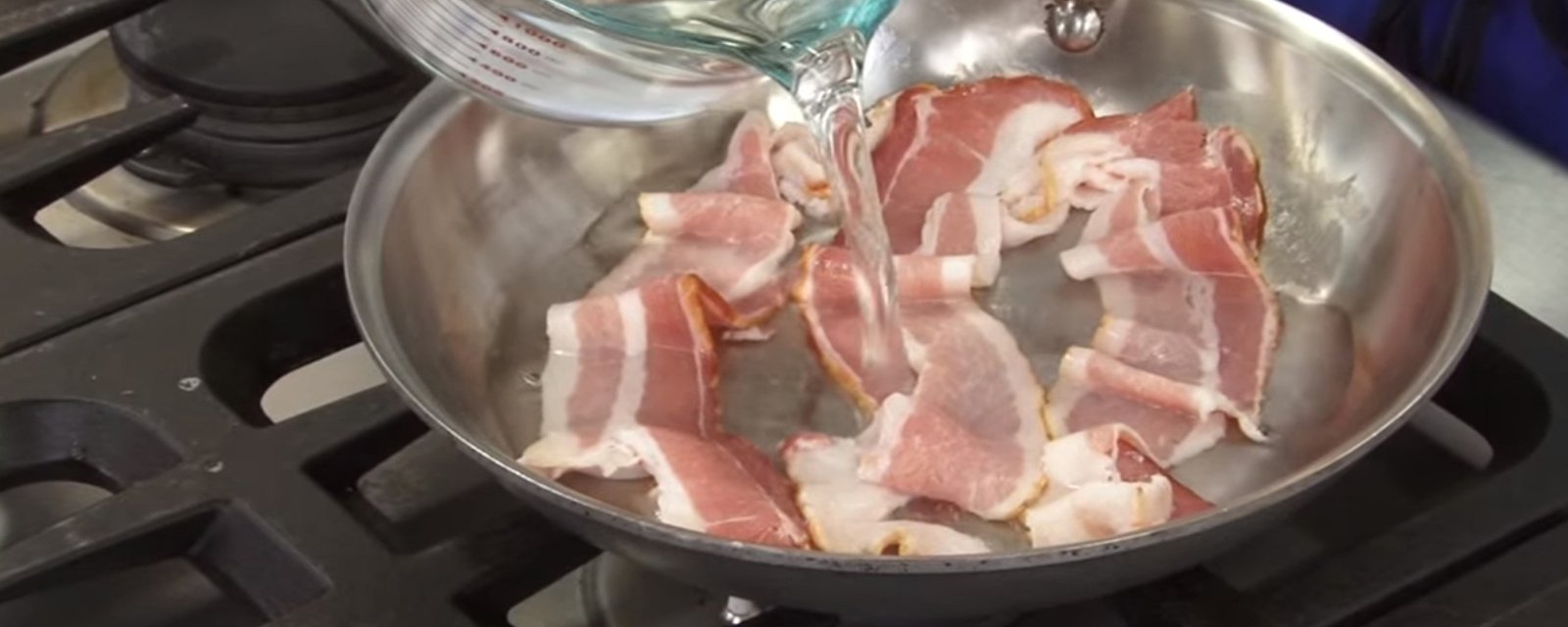 Bizarre peut-être.... mais sa façon de cuire le bacon est de loin la meilleure! 