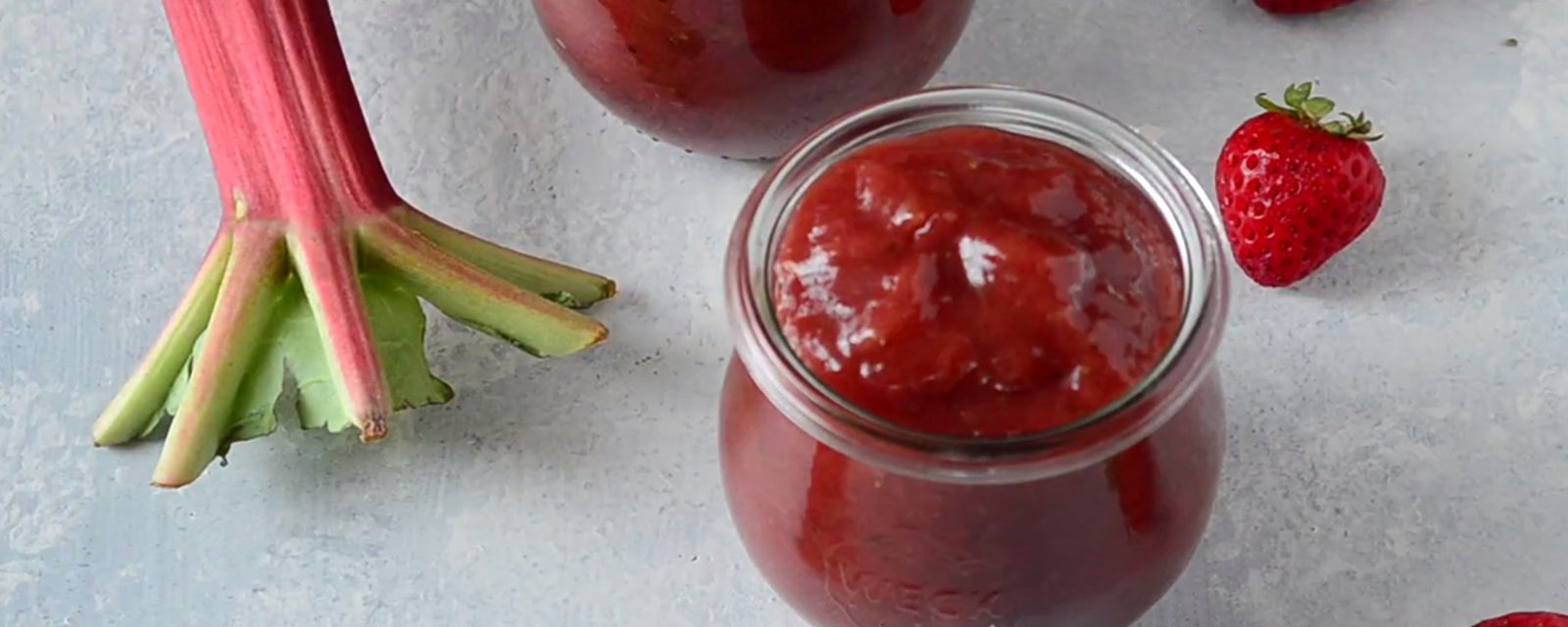 Confiture à la rhubarbe, fraises et sirop d'érable! Ça, c'est du bonheur pur...