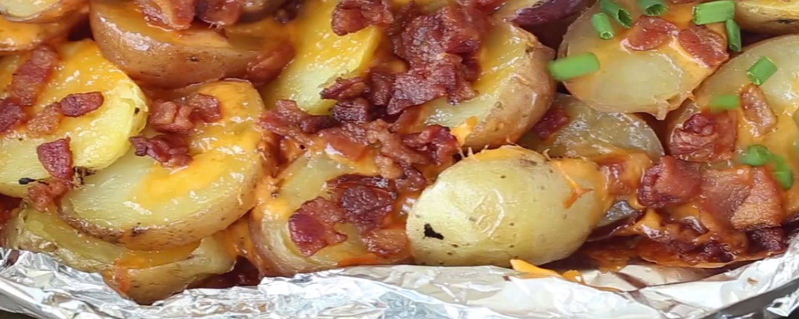 Des patates sur le barbecue prêtes en 15 minutes? Avec du bacon et du fromage en plus... On veut la recette